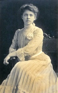 edith-lawton-speik-22-yrs-1906_39018316085_o